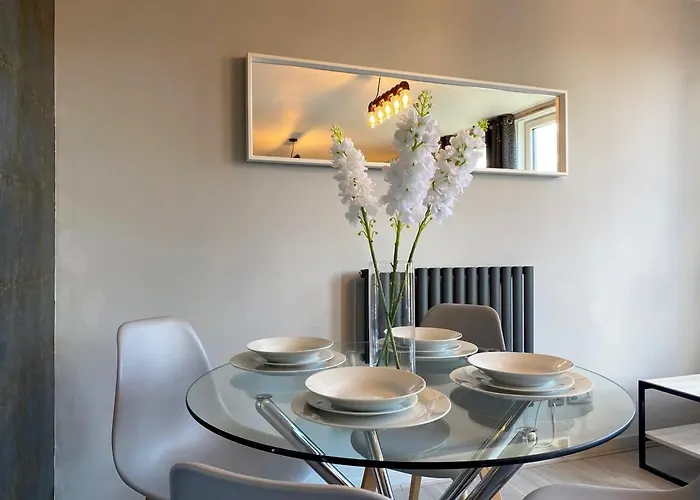 Beautiful West End Flat With Private Parking