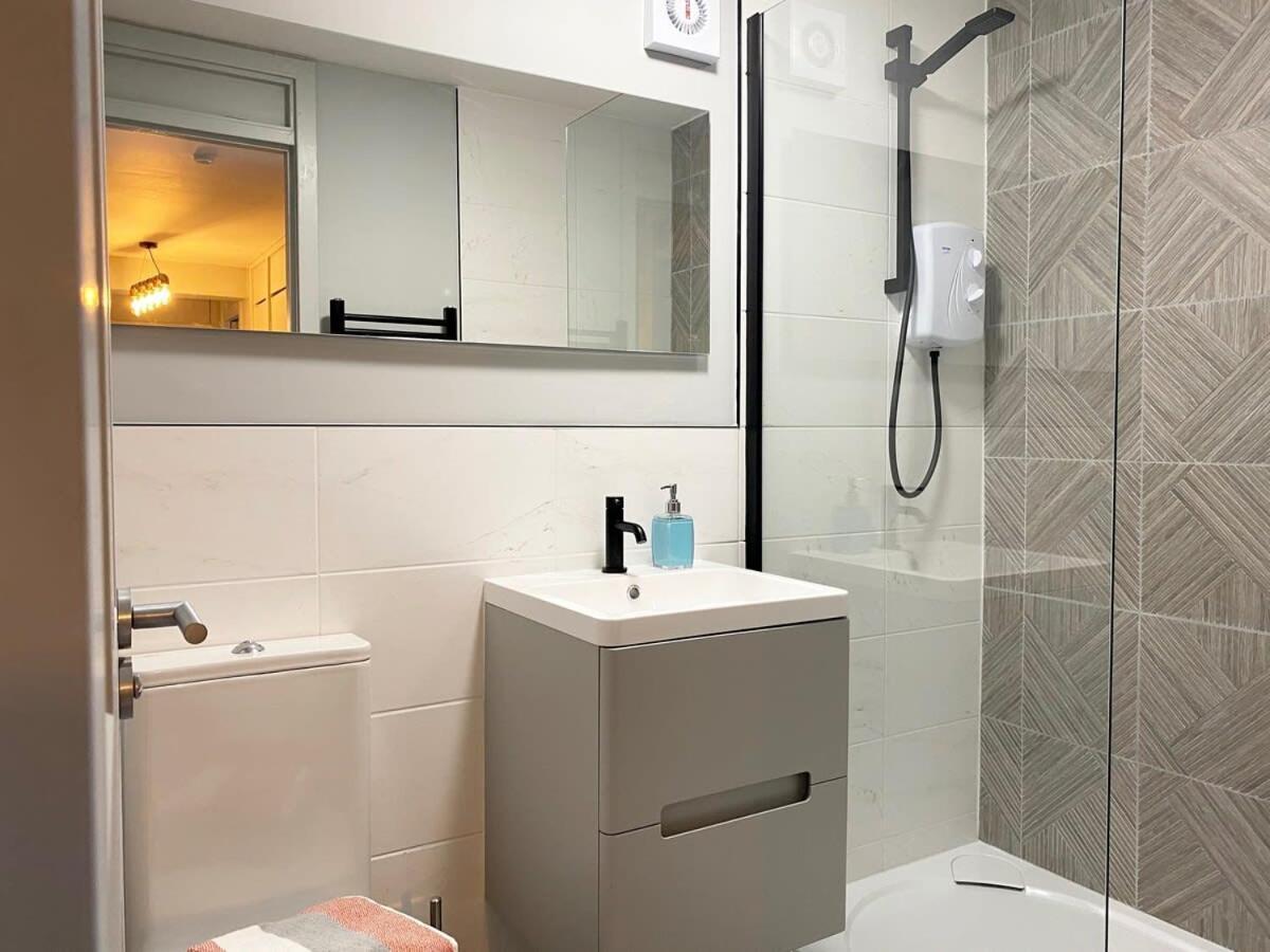 Beautiful West End Flat With Private Parking Apartment