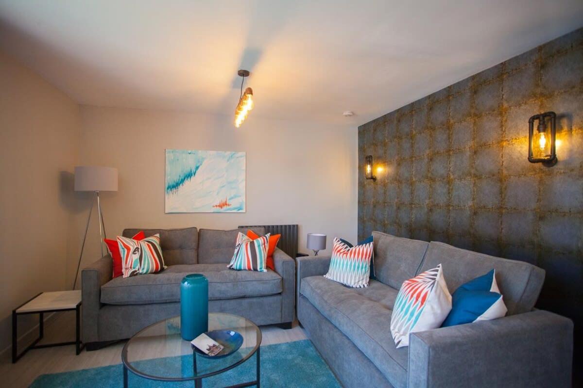 Beautiful West End Flat With Private Parking *