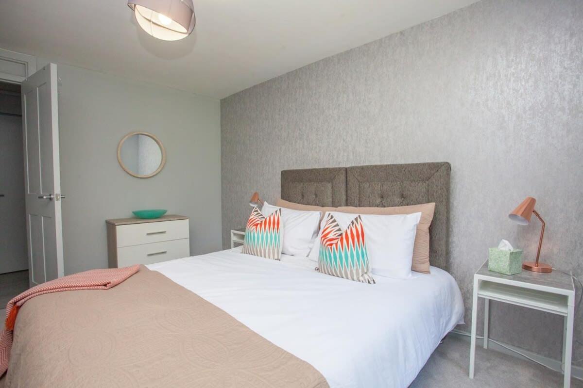 Beautiful West End Flat With Private Parking